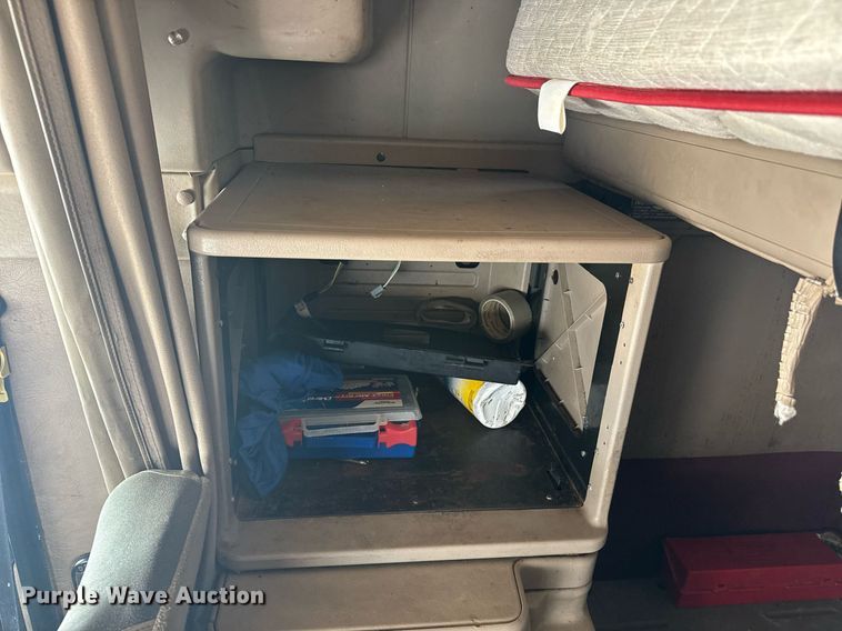 image for item DW1989 2007 International 9400I semi truck