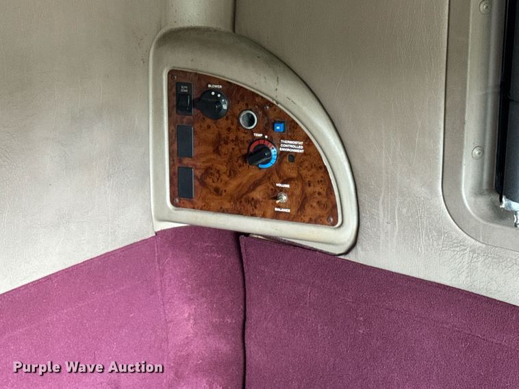 image for item DW1989 2007 International 9400I semi truck