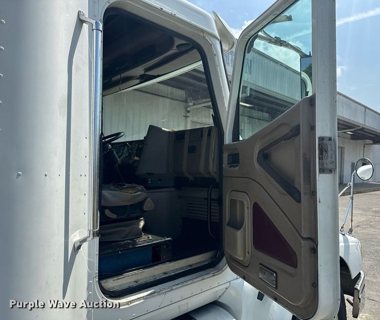 image for item DW1989 2007 International 9400I semi truck