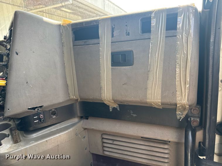 image for item DW1989 2007 International 9400I semi truck