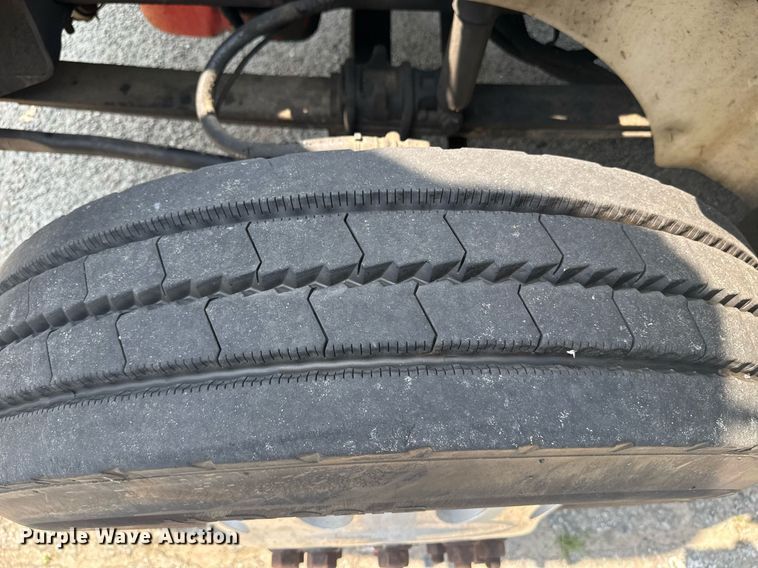 image for item DW1989 2007 International 9400I semi truck