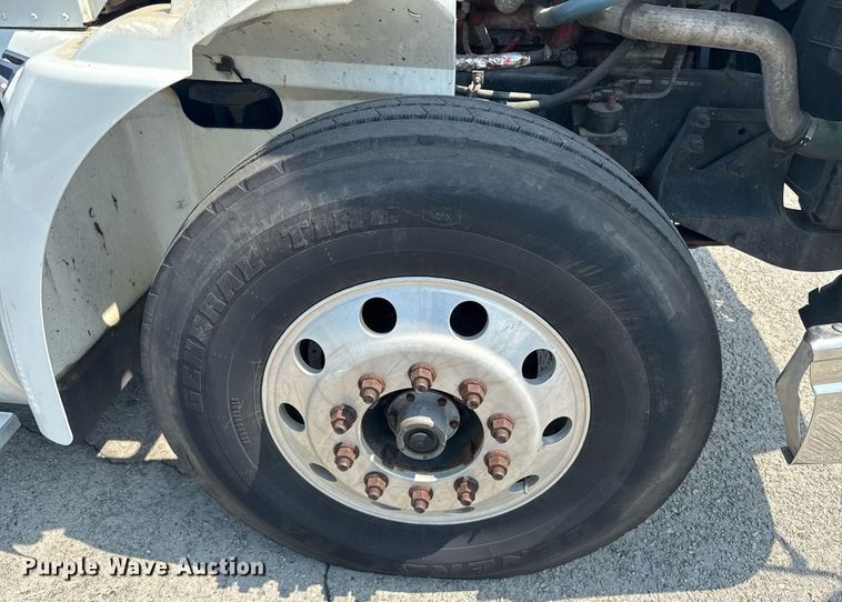 image for item DW1989 2007 International 9400I semi truck