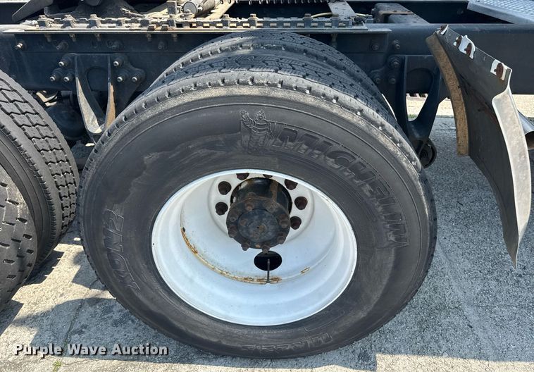 image for item DW1989 2007 International 9400I semi truck