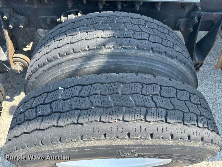 image for item DW1989 2007 International 9400I semi truck