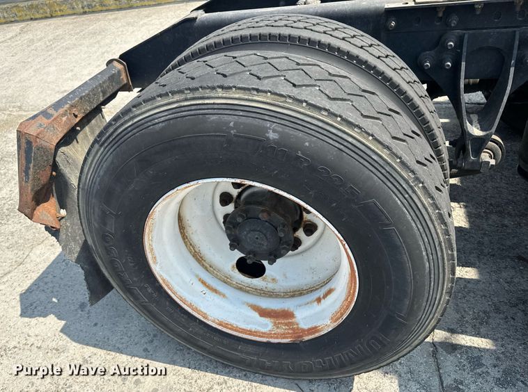 image for item DW1989 2007 International 9400I semi truck