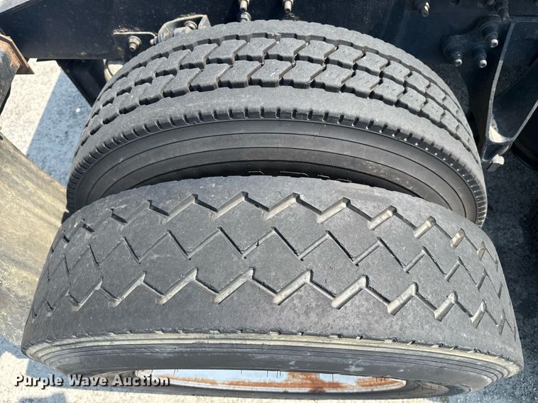 image for item DW1989 2007 International 9400I semi truck