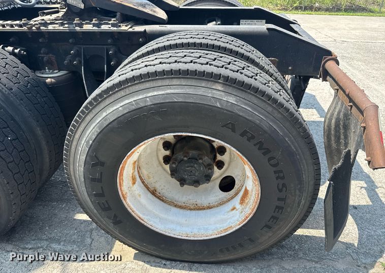 image for item DW1989 2007 International 9400I semi truck