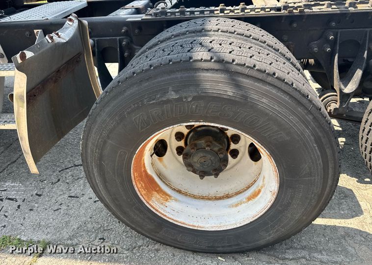 image for item DW1989 2007 International 9400I semi truck