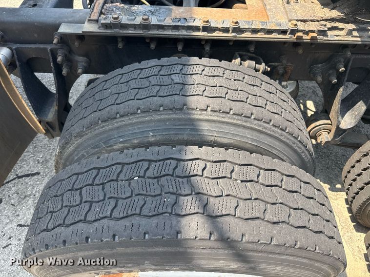 image for item DW1989 2007 International 9400I semi truck