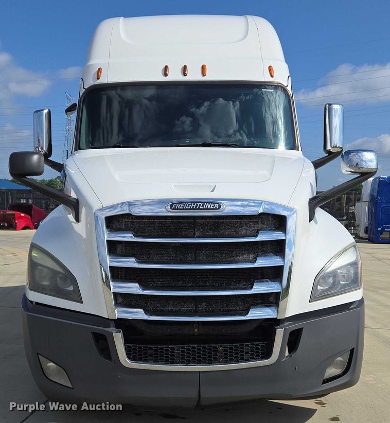 image for item DW7018 2018 Freightliner Cascadia semi truck