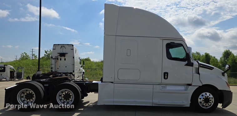 image for item DW7018 2018 Freightliner Cascadia semi truck