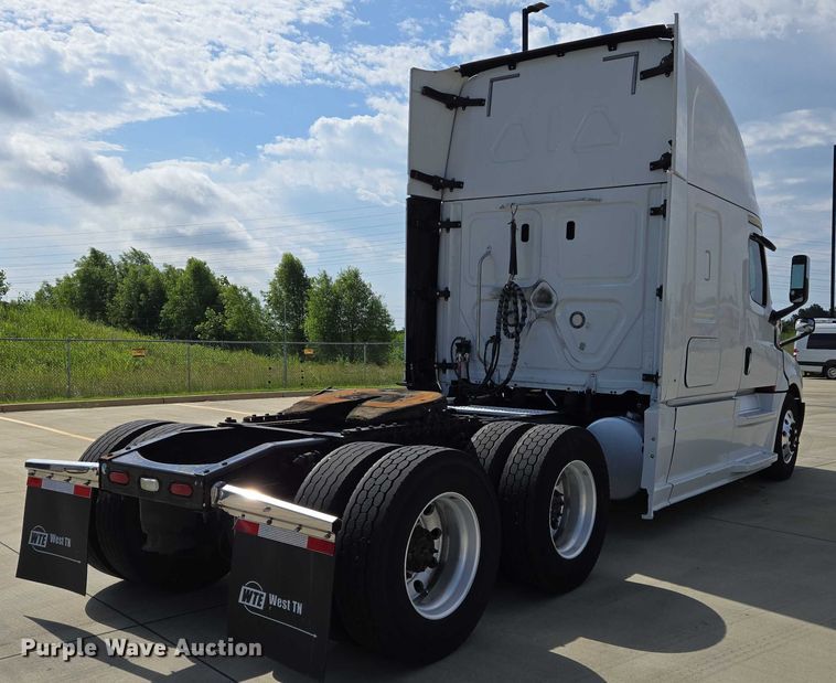 image for item DW7018 2018 Freightliner Cascadia semi truck