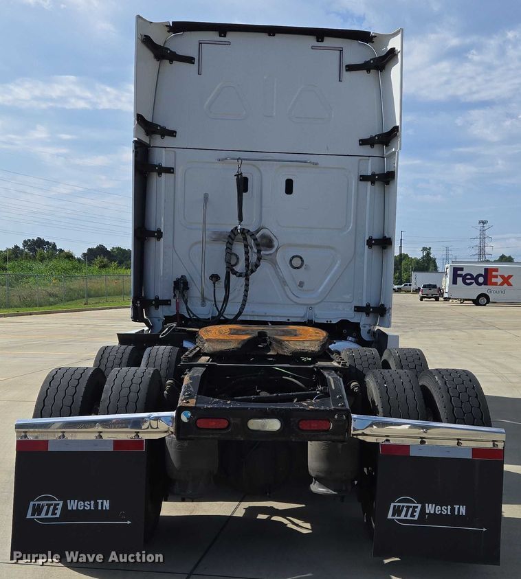 image for item DW7018 2018 Freightliner Cascadia semi truck