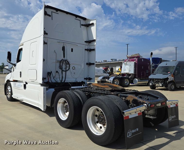 image for item DW7018 2018 Freightliner Cascadia semi truck