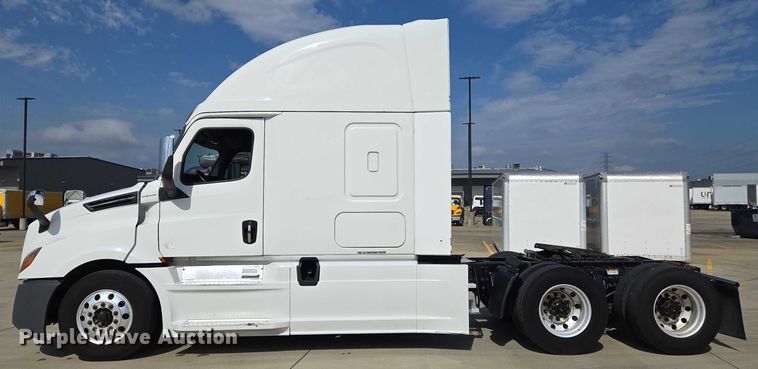 image for item DW7018 2018 Freightliner Cascadia semi truck