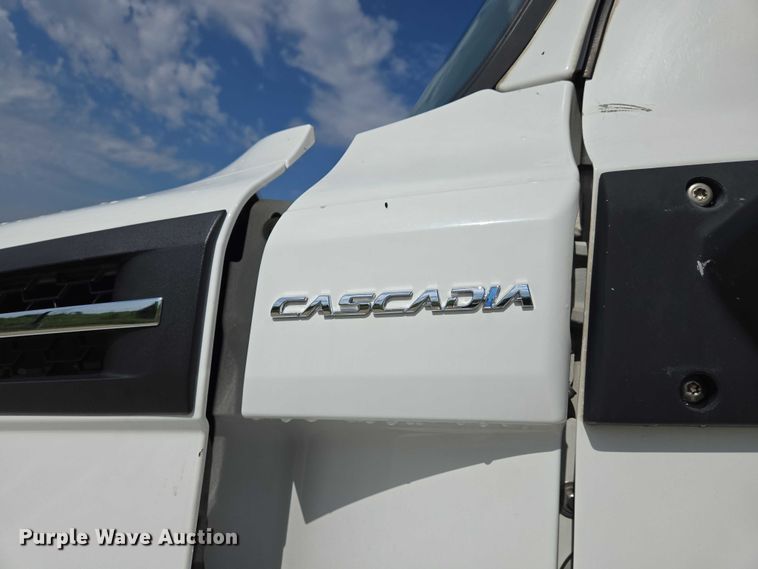 image for item DW7018 2018 Freightliner Cascadia semi truck