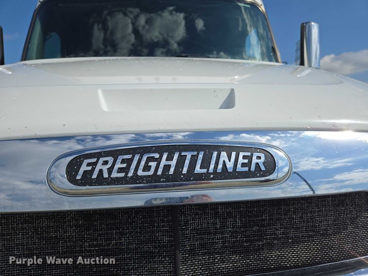 image for item DW7018 2018 Freightliner Cascadia semi truck
