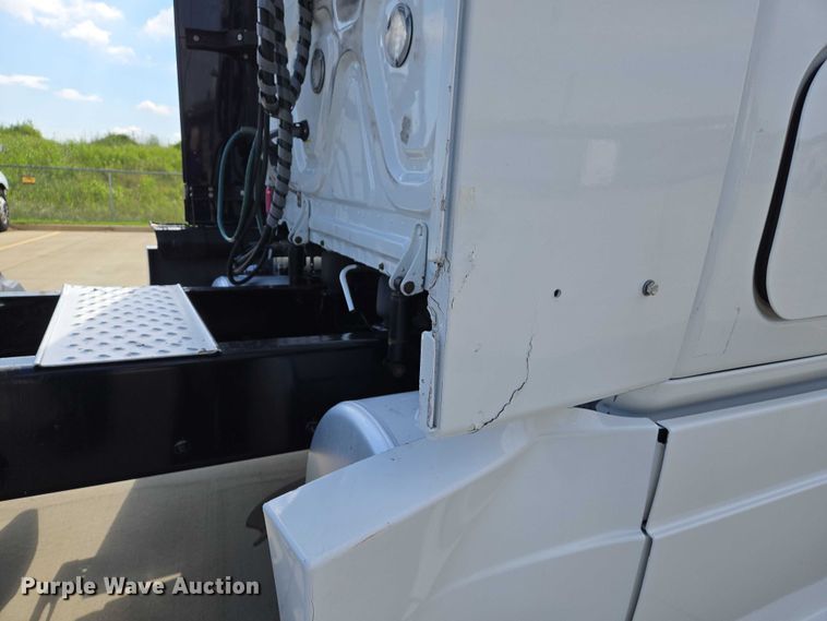 image for item DW7018 2018 Freightliner Cascadia semi truck