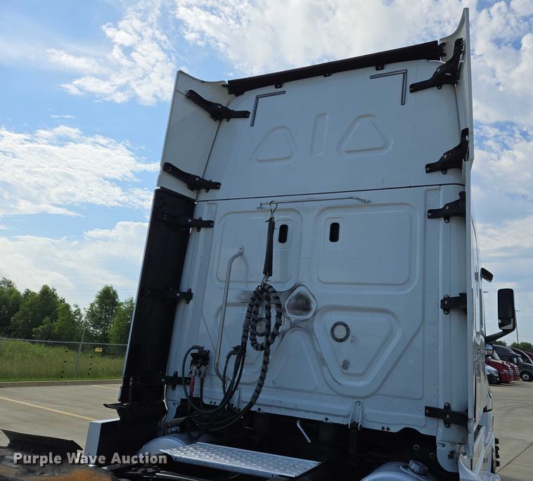 image for item DW7018 2018 Freightliner Cascadia semi truck