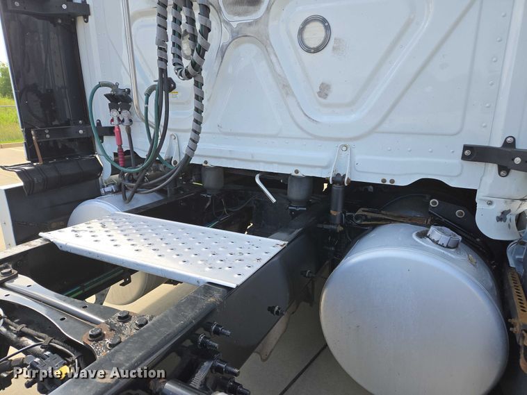 image for item DW7018 2018 Freightliner Cascadia semi truck