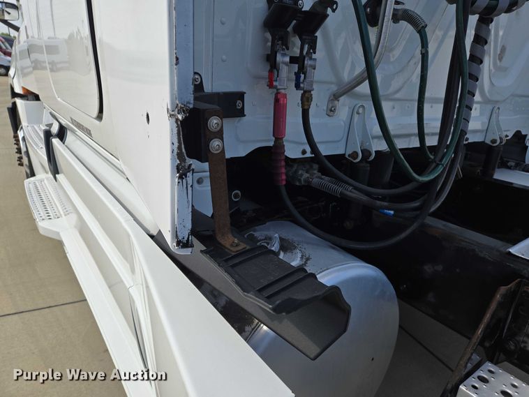 image for item DW7018 2018 Freightliner Cascadia semi truck