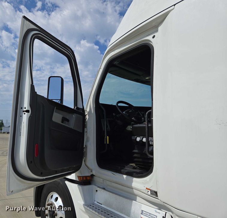 image for item DW7018 2018 Freightliner Cascadia semi truck