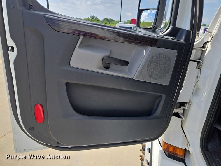 image for item DW7018 2018 Freightliner Cascadia semi truck