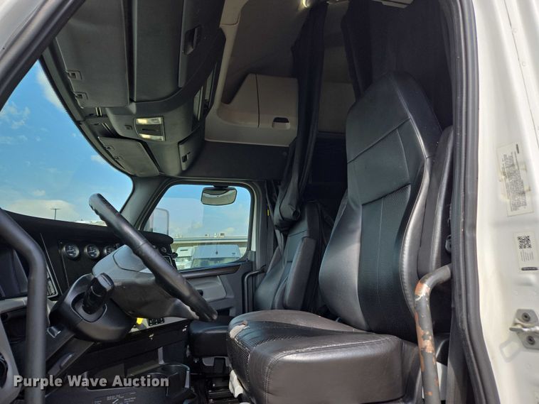 image for item DW7018 2018 Freightliner Cascadia semi truck