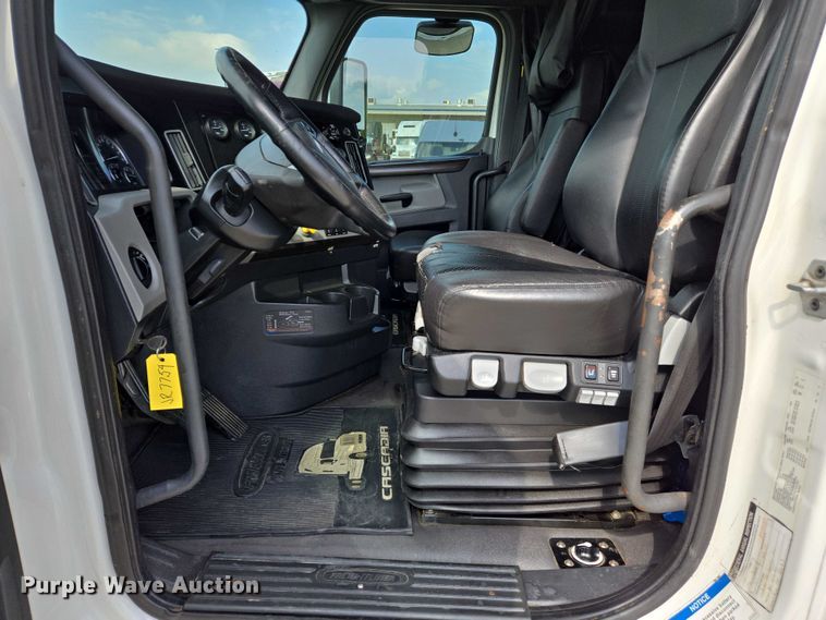 image for item DW7018 2018 Freightliner Cascadia semi truck