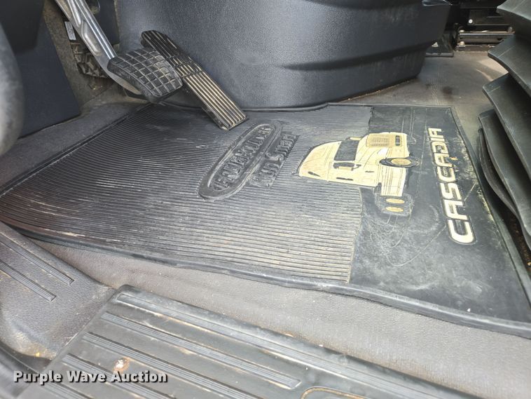 image for item DW7018 2018 Freightliner Cascadia semi truck