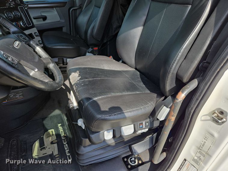 image for item DW7018 2018 Freightliner Cascadia semi truck