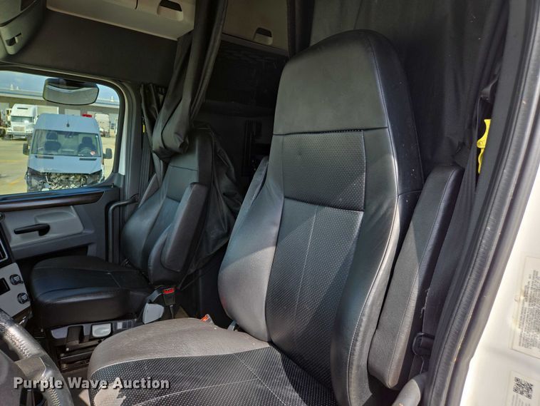 image for item DW7018 2018 Freightliner Cascadia semi truck