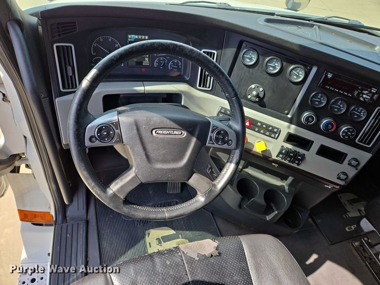image for item DW7018 2018 Freightliner Cascadia semi truck