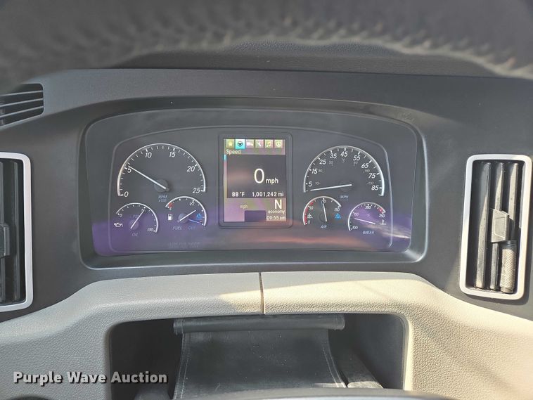 image for item DW7018 2018 Freightliner Cascadia semi truck