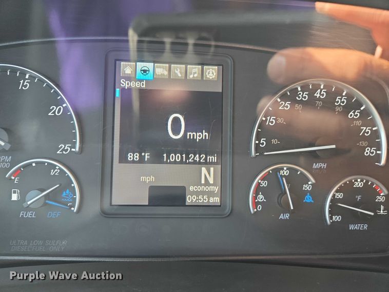 image for item DW7018 2018 Freightliner Cascadia semi truck