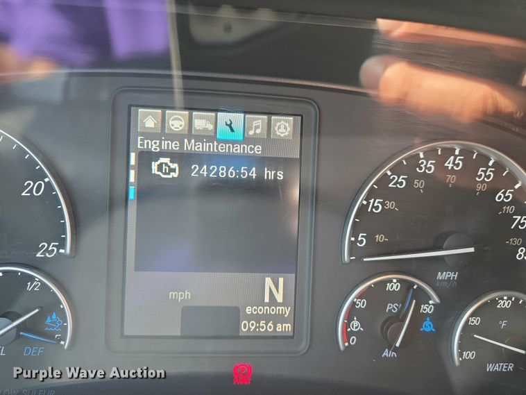 image for item DW7018 2018 Freightliner Cascadia semi truck