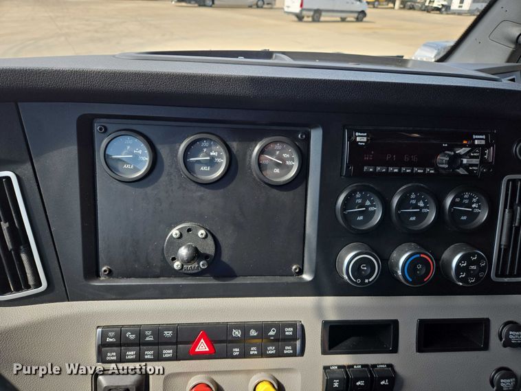 image for item DW7018 2018 Freightliner Cascadia semi truck