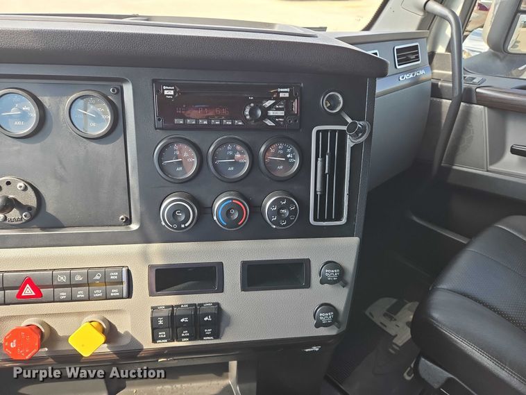 image for item DW7018 2018 Freightliner Cascadia semi truck