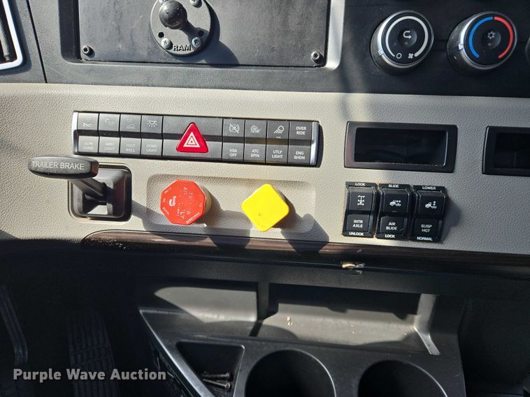 image for item DW7018 2018 Freightliner Cascadia semi truck