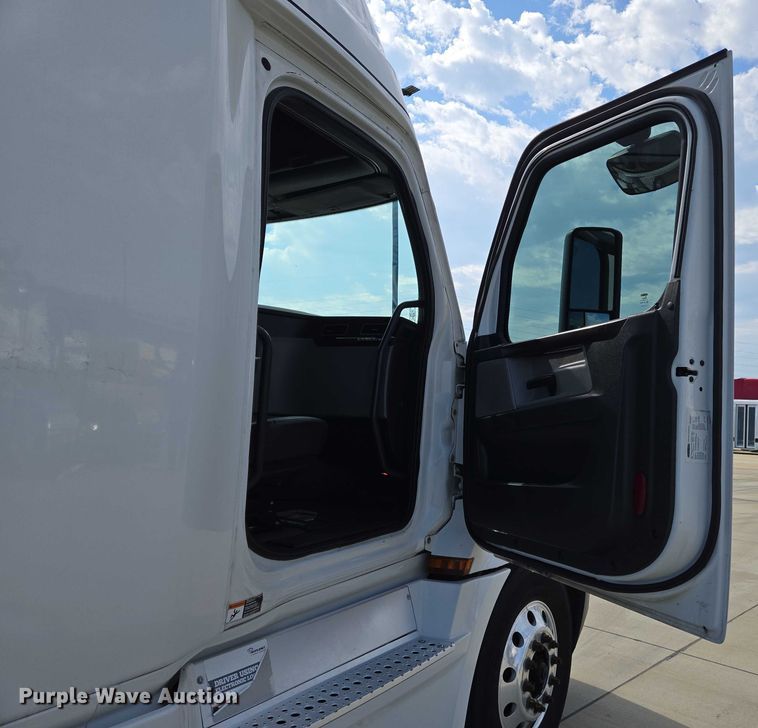 image for item DW7018 2018 Freightliner Cascadia semi truck