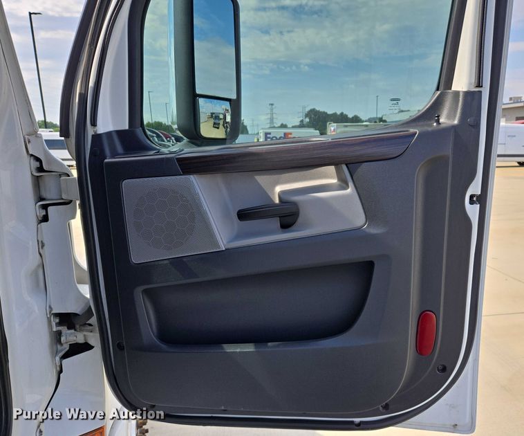 image for item DW7018 2018 Freightliner Cascadia semi truck