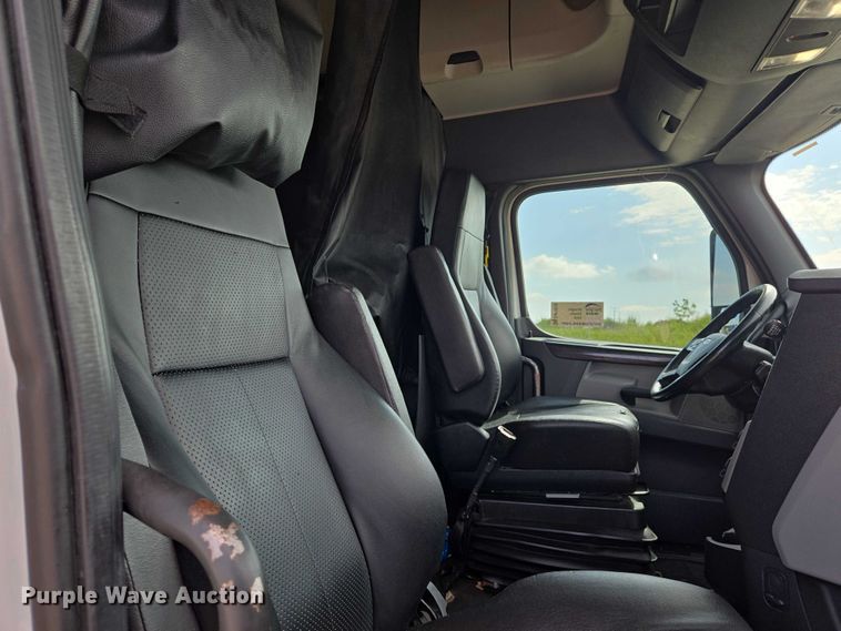 image for item DW7018 2018 Freightliner Cascadia semi truck