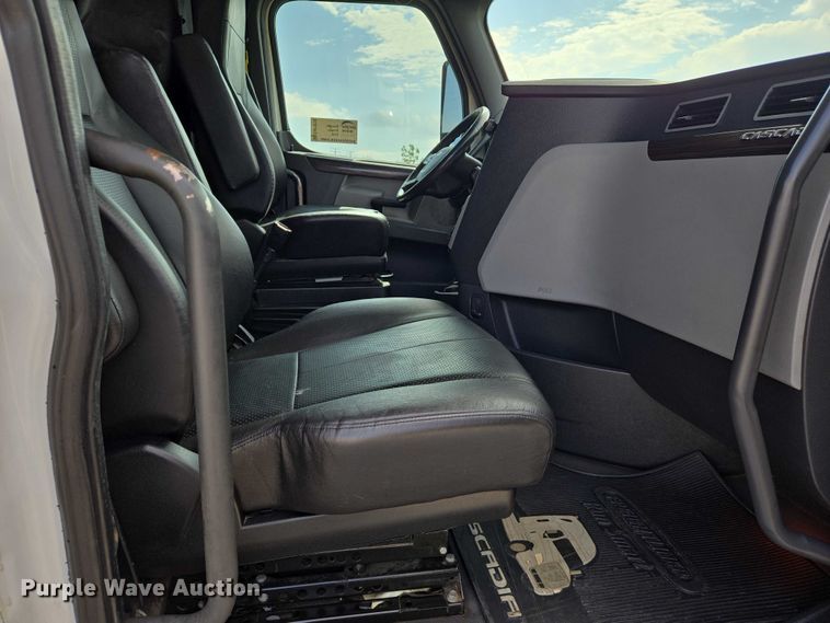 image for item DW7018 2018 Freightliner Cascadia semi truck