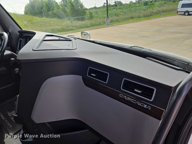 image for item DW7018 2018 Freightliner Cascadia semi truck