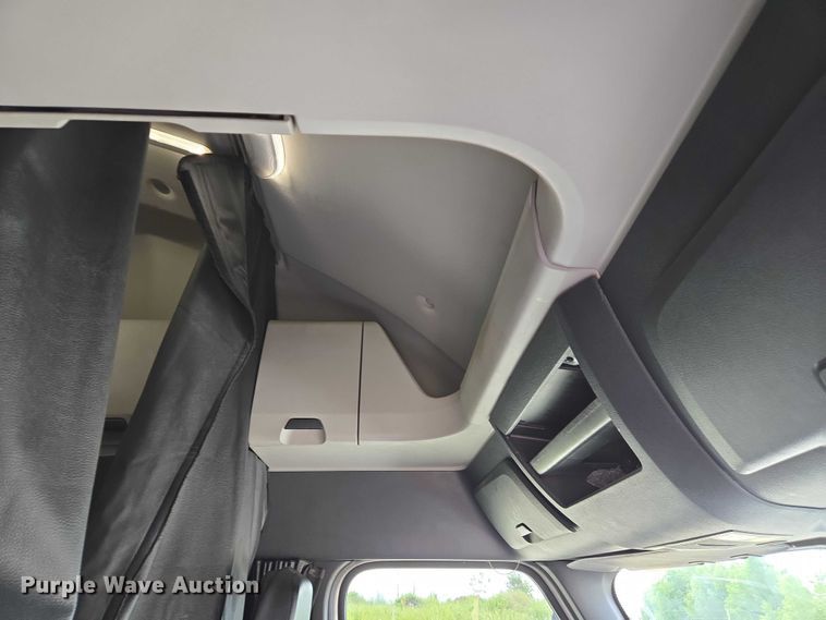 image for item DW7018 2018 Freightliner Cascadia semi truck