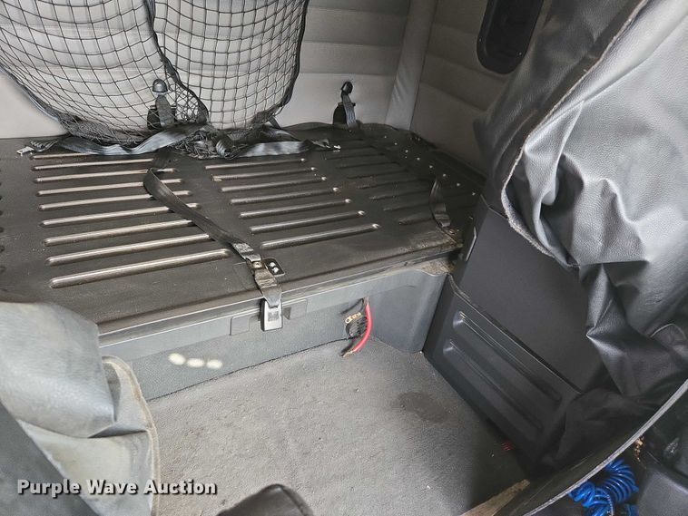 image for item DW7018 2018 Freightliner Cascadia semi truck