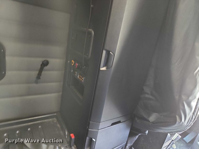 image for item DW7018 2018 Freightliner Cascadia semi truck