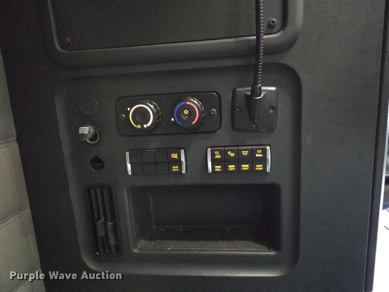 image for item DW7018 2018 Freightliner Cascadia semi truck