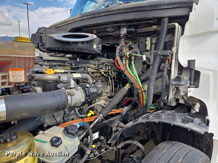 image for item DW7018 2018 Freightliner Cascadia semi truck