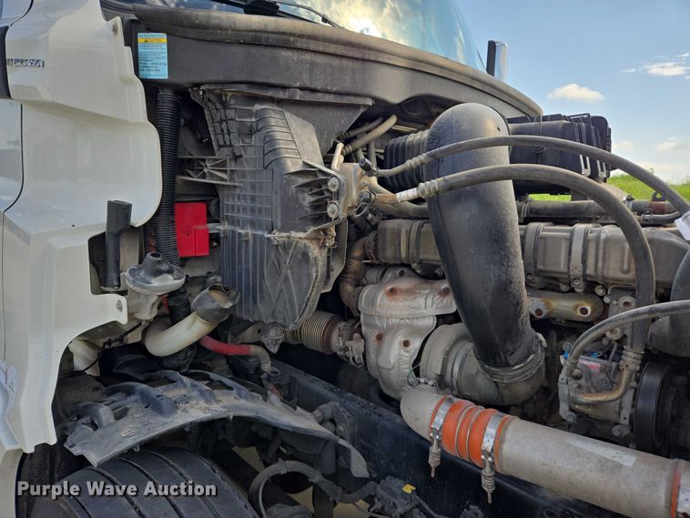 image for item DW7018 2018 Freightliner Cascadia semi truck